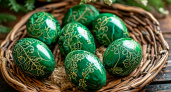 Без шпината и крапивы: опускаю пасхальные яйца в натуральную "зеленушку" — и скорлупки становятся ярче изумрудов