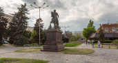 В центре Волгограда рушится памятник основателю Царицына: жители возмущены состоянием парковой зоны