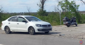 Под Волгоградом мотоцикл влетел в иномарку: двое в больнице, дорога перекрыта