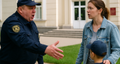 В центре Волгограда охранник детского центра накричал на мать и детей — скандал попал на видео