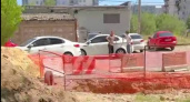 Во дворе на Рокоссовского в Волгограде раскопали землю — мамы с колясками не могут пройти к дому