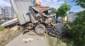В Волгограде КамАЗ смял легковушку на Санаторной, девушку вытаскивали прохожие
