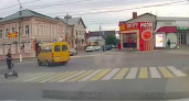 В Волгоградской области маршрутчик проскочил на красный и попал под раздачу