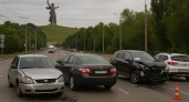В Волгограде на Рокоссовского у Мамаева кургана LADA Priora устроила массовое ДТП — пострадали сразу три машины