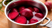 Свекла оставляет 70% вкуса в кастрюле с водой: вот как правильно нужно ее готовить — вкуснее, проще и без варки     