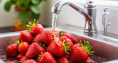 90% людей моют клубнику неправильно — рискуете испортить ягоду и здоровье