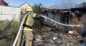 В Советском районе Волгограда загорелся дом — пожарные спасли из огня шестерых щенков
