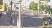 «Летел как долбанутый»: волгоградцев возмутила манера езды электросамокатчика, попавшего в ДТП в Ворошиловском районе
