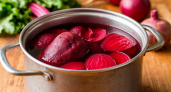 Не варю свеклу часами — хватает и 15 минут: есть одна уловка при варке — выходит вкуснее, сочнее и без запаха на весь дом