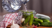 Огурчики закатываю только «по-белорусски»: зимой съедаем их первыми за 1 минуту целую банку
