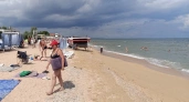 Купаться просто невозможно, грустные люди сидят на берегу: Черное море преподнесло неприятный сюрприз отдыхающим