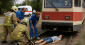 В Волжском школьник угодил под трамвай: на месте работали спасатели и скорая