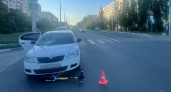 В Волгоградской области самокатчик попал под колёса Skoda Octavia на «зебре»: его доставили в больницу