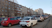 Стоите в правом ряду, а стрелка требует поворота: можно ли не ехать и не получить штраф?