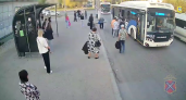 Два молодых волгоградца жестоко избили мужчину на остановке