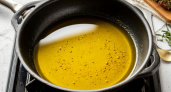 Не в раковину и не в ведро: куда выливать масло из сковороды после готовки