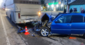 Иномарка врезалась в стоявший автобус у придорожного кафе в Светлоярском районе: водитель погиб