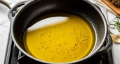 Точно не в раковину и не в ведро: куда выливать масло из сковороды после готовки