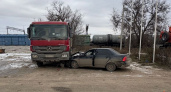 В Волгограде «Приора» протаранила грузовик и ограждение: водитель сбежал 