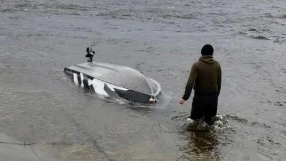 Очевидец и спасатели вытащили перевернувшегося в лодке на Волге мужчину