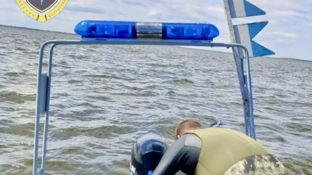 Под Волгоградом водолазы ищут четвертого рыбака после переворота лодки в шторм