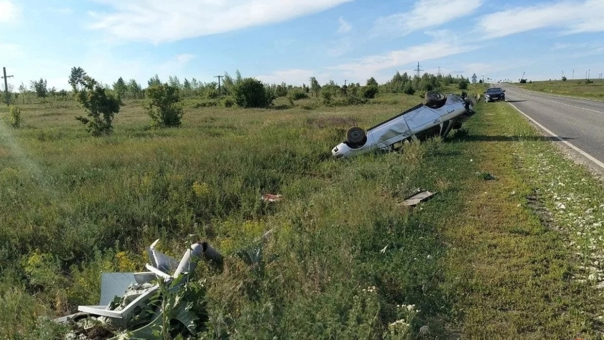 В Жирновском районе нетрезвый водитель без прав угнал машину и попал в ДТП