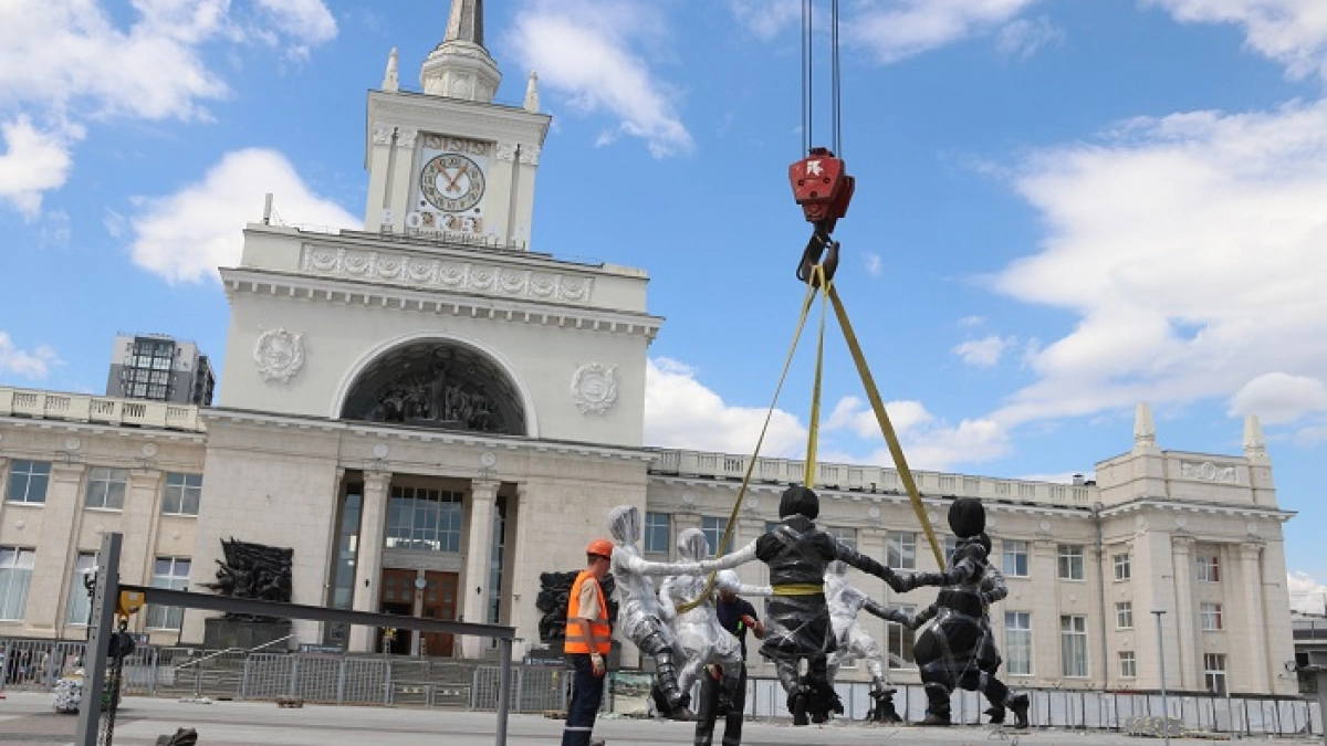 В Волгограде завершили монтаж главной фигуры фонтана на Привокзальной площади