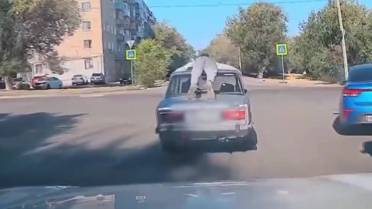 19-летний волгоградец устроил опасную поездку с пассажиром на крыше машины
