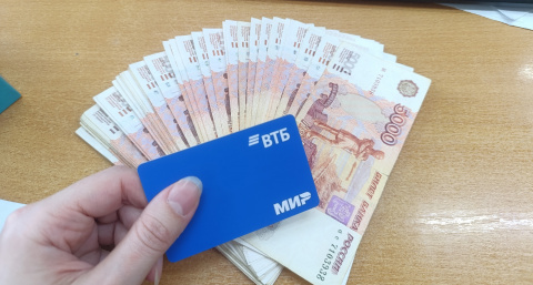 Указ приняли тихо: пенсионерам на майские праздники раздадут по 55 тысяч рублей — прямо на банковскую карту