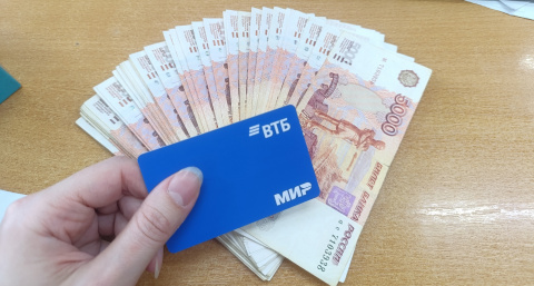 Всех, кто получает пенсию на банковскую карту, в мае ждет три новых правила - запомните их