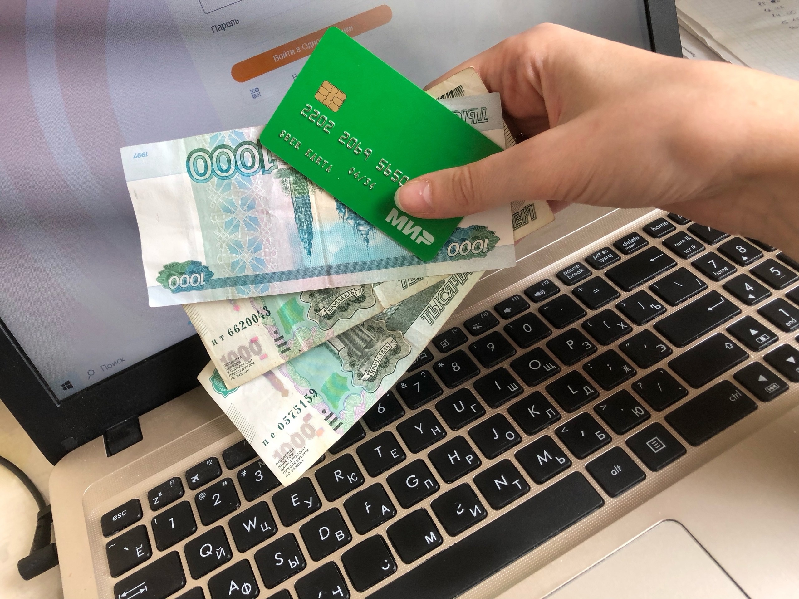 С 10 июля переводы с карты на карту — под налог: кого начнут «трясти» в первых рядах